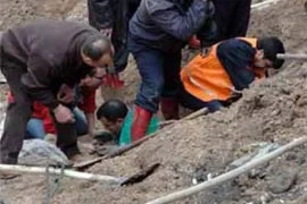 Heyelan Borçka'da yol kapattı
