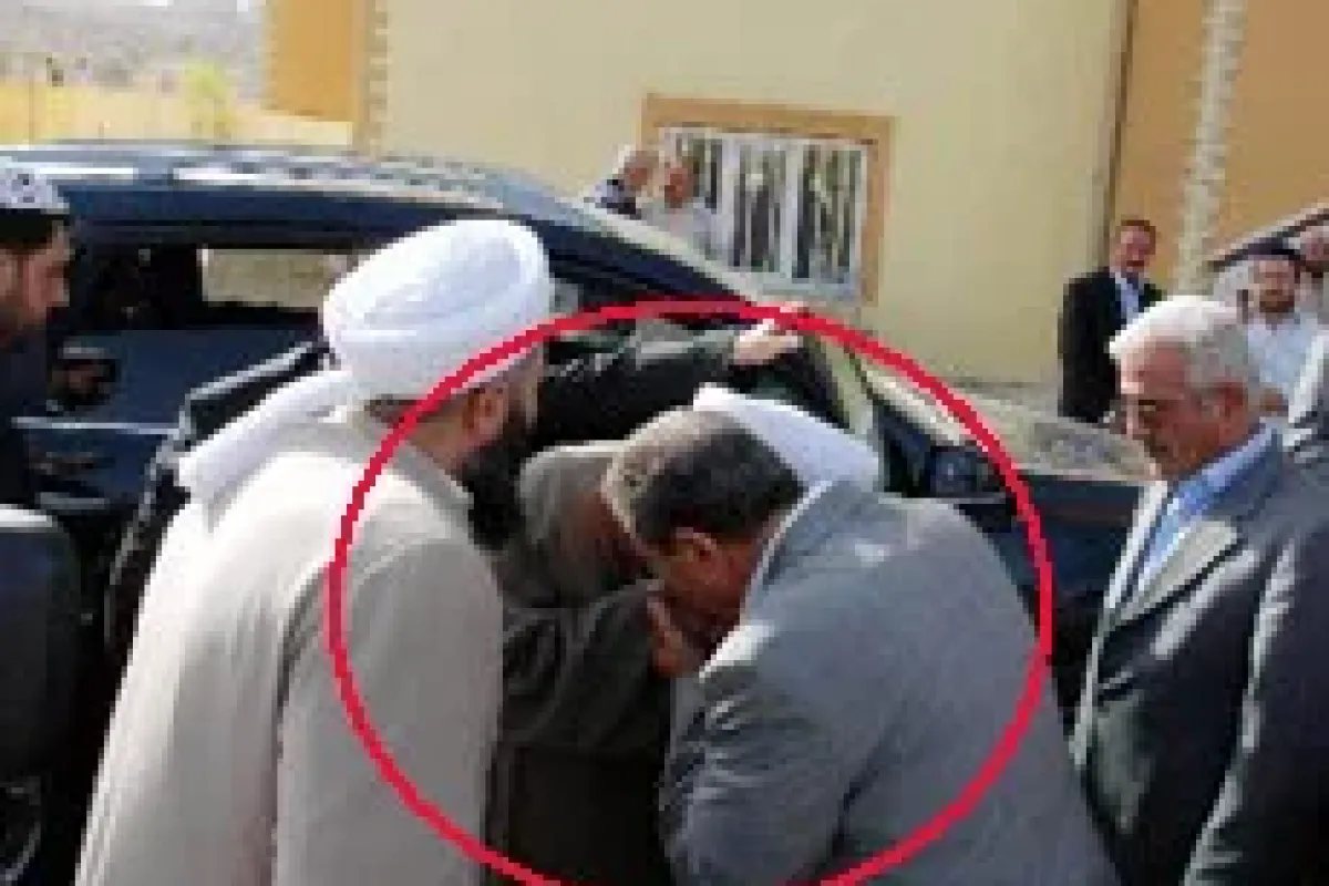 Bu vekil kimin elini öpüyor?