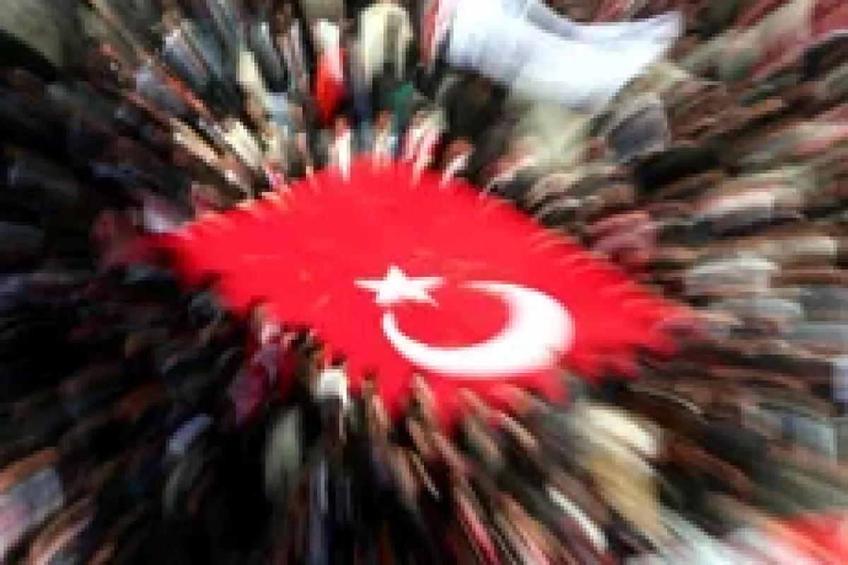 Validen İstiklal Marşı fırçası!
