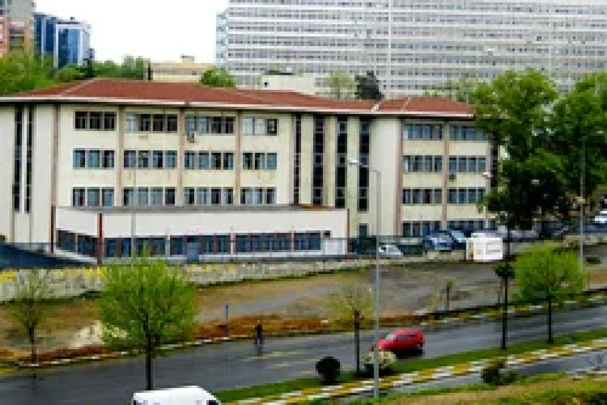 50 kişi hastane basıp kızı öldürdü