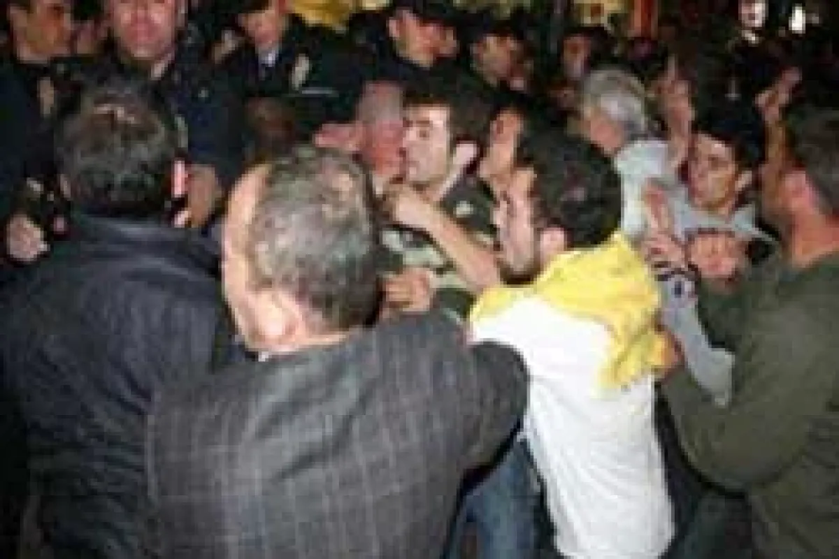 DTP yürüyüşünde bayrak gerginliği