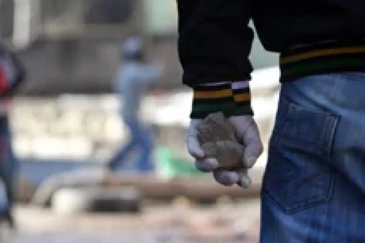 Hakim polise taş atanı affetmedi