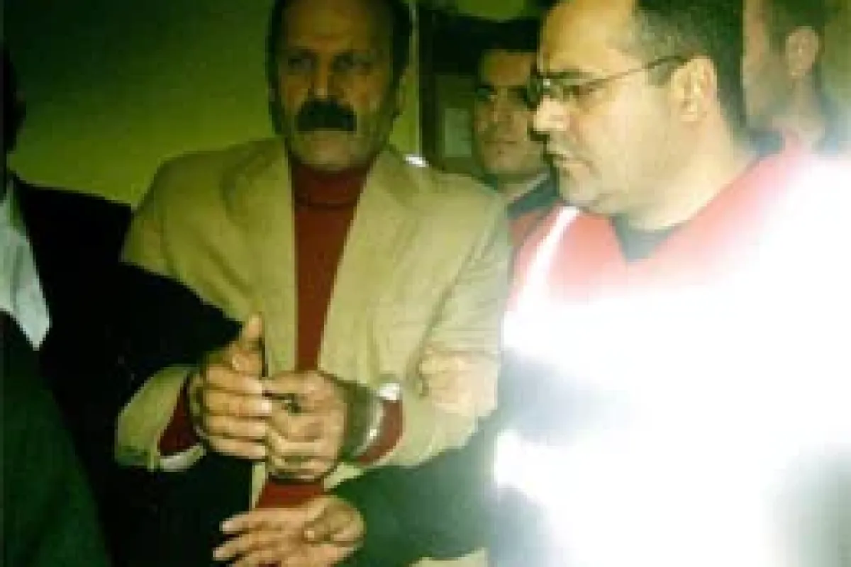 BDP'li başkan zorla kelepçe taktırdı