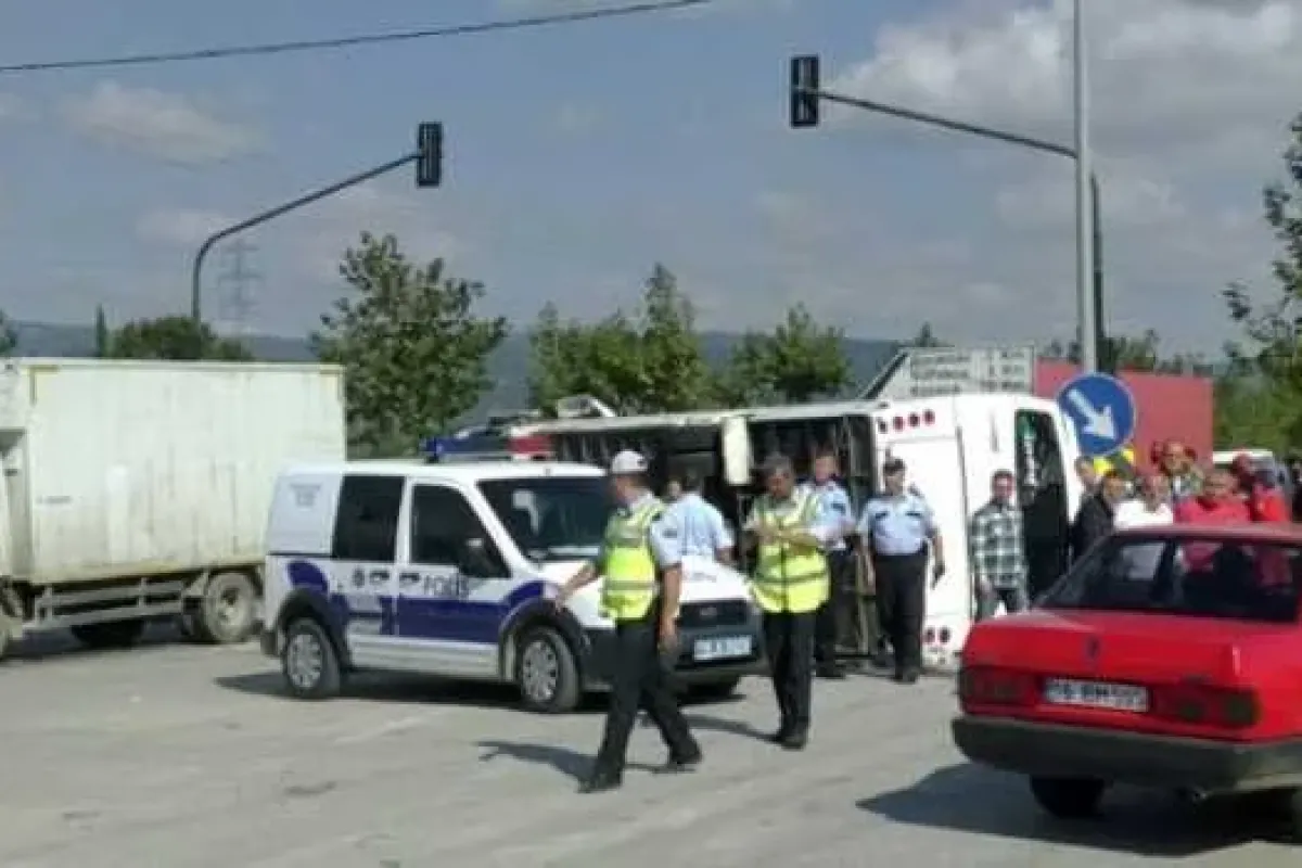 Yolcu Midibüsü Devrildi: 20 Yaralı