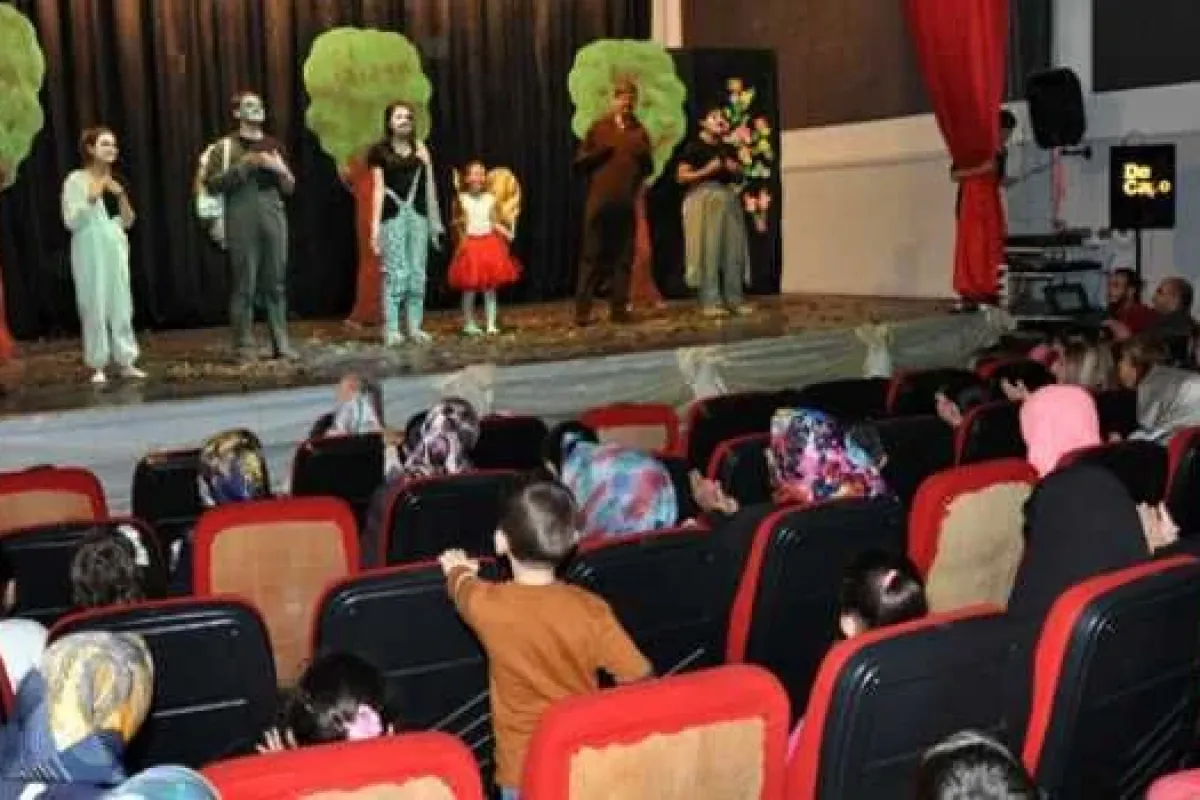 Çocuklar Pür Dikkat Onları İzledi