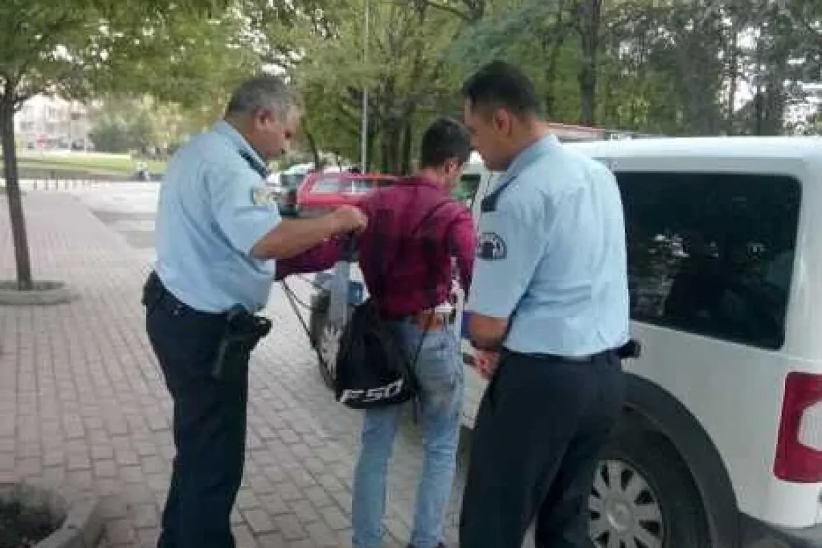 Öğrencinin Üzerinden Çıkan Satır Polisleri Şok Etti