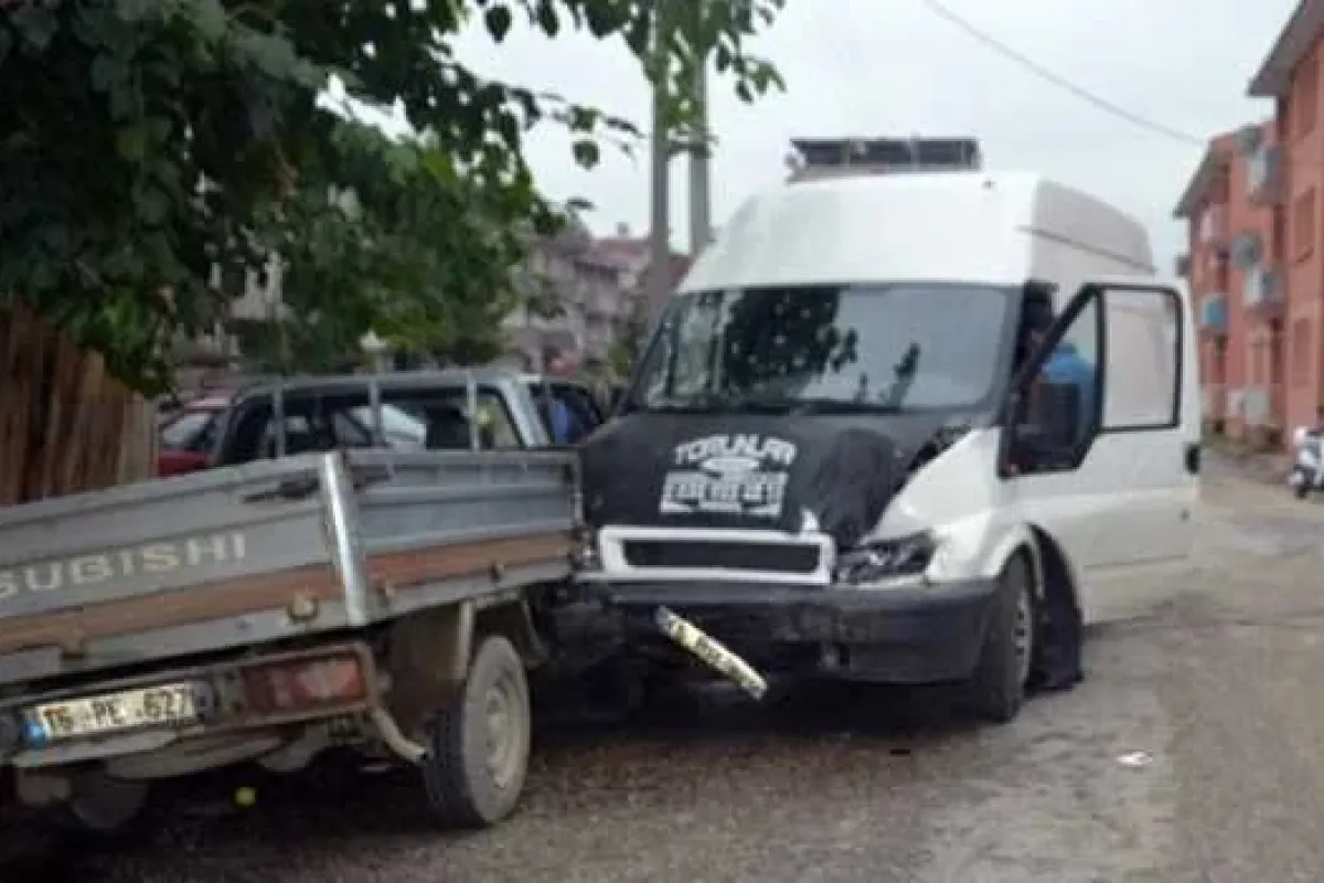İki Kamyonet Çarpıştı: 1 Yaralı