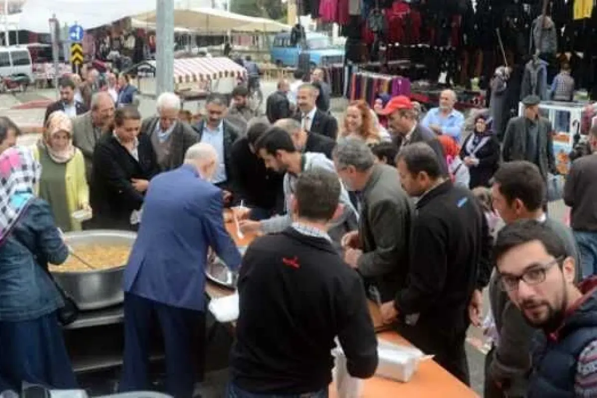 Vatandaşlara Tepsiyle Aşure Dağıttı