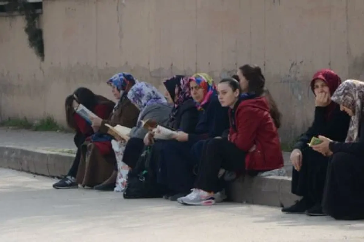 Otobüs Durağında Kuran-ı Kerim Okuyarak Beklediler