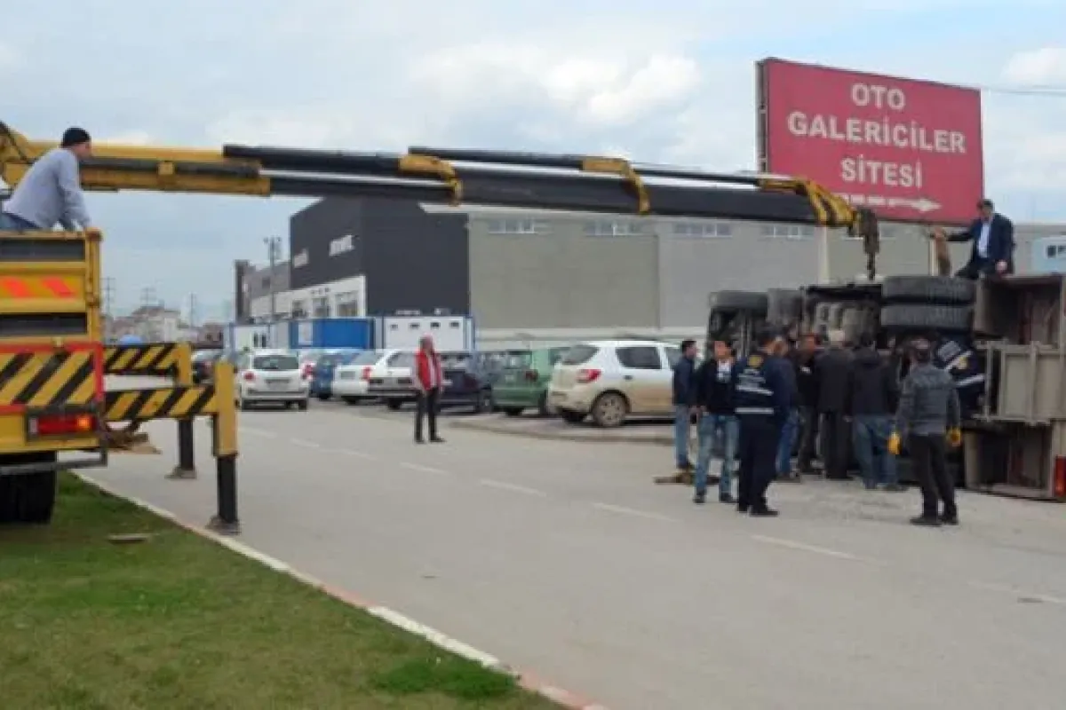 Yangına yetişmek isterken kaza yaptı!
