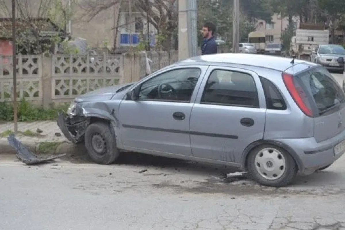 2 Araç Kafa Kafaya Girdi; 2 Yaralı