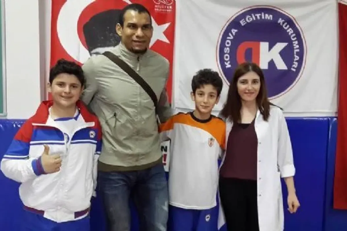 Belediyesporlu Yıldızlar Kosovalı Öğrencileri Ziyaret Etti