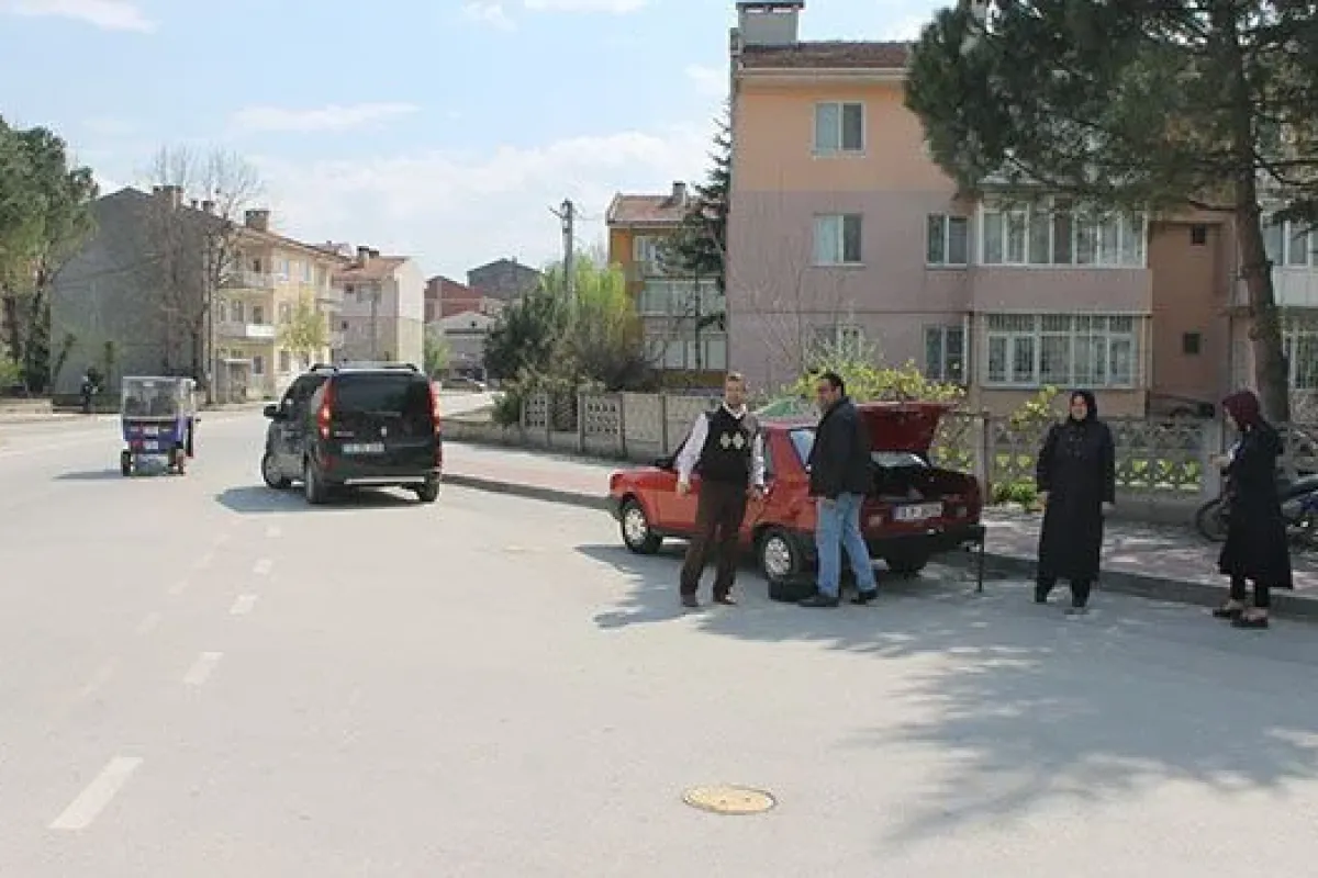 Motosiklet Otomobil İle Çarpıştı: 2 Yaralı