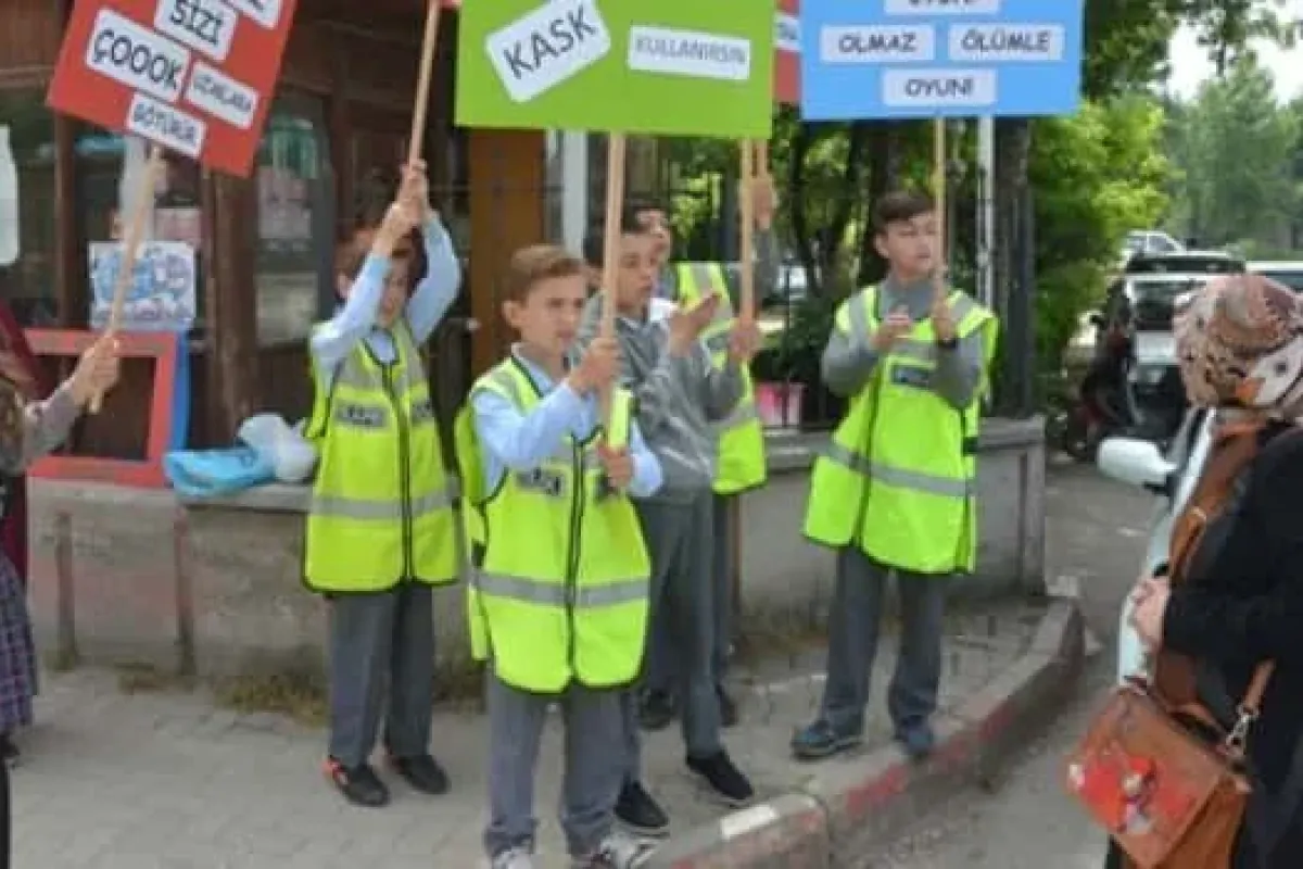 Küçük Polisler Trafiğe Çıktı