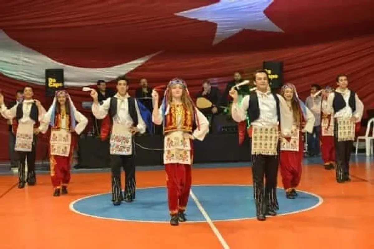 Halk Oyunları Gecesi İzleyenleri Büyüledi