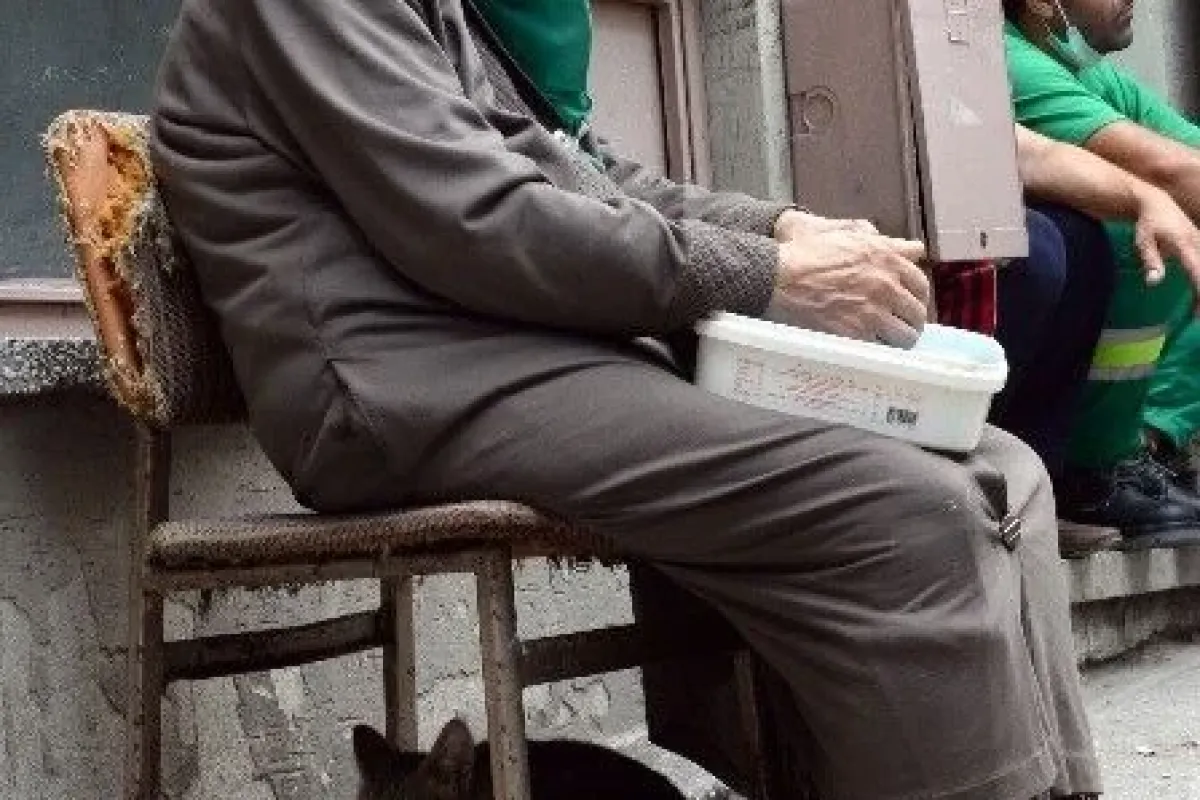 Evinin boşaltılmasını hüzünlü gözlerle izledi