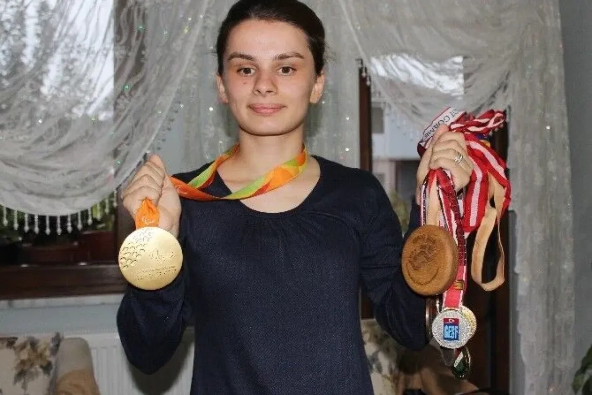 Görme engelli sporcu tarih yazdı, ödülü ailesine getirdi