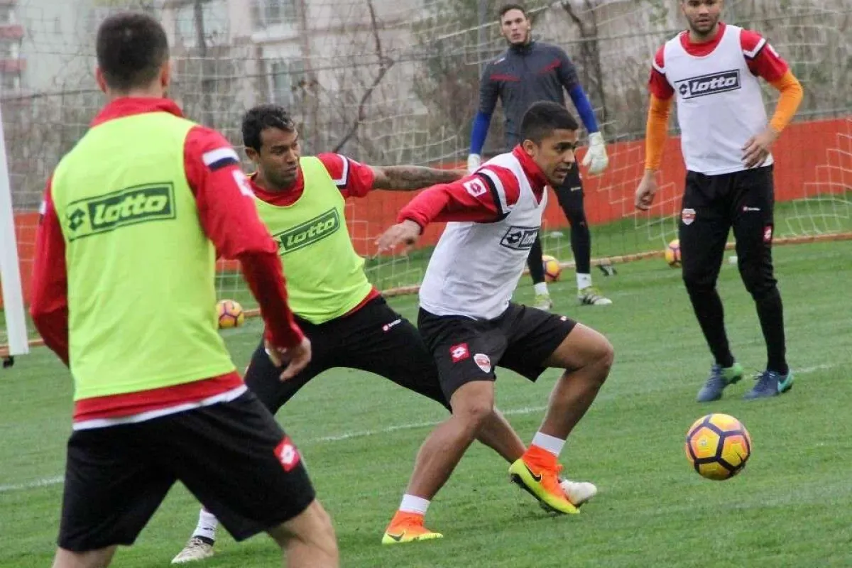 Adanaspor, atiker konyaspor maçını hazırlıklarını çift idmanla devam etti