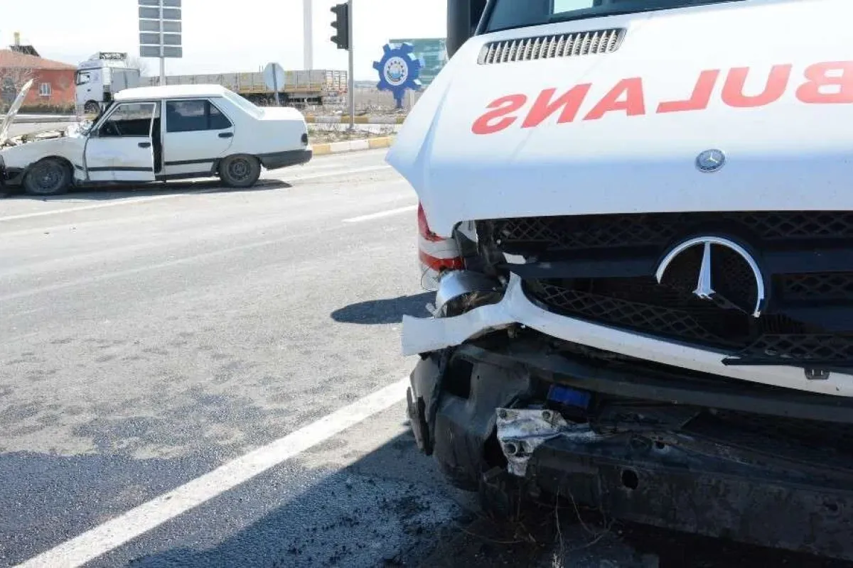 Aksarayda hasta taşıyan ambulans kaza yaptı: 1 yaralı