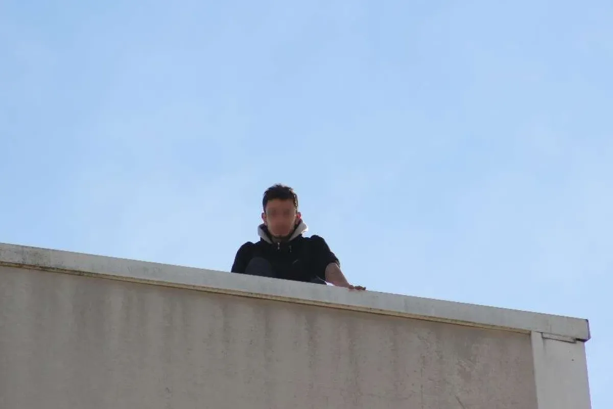 Polis indirmekten, o çıkmaktan vazgeçmedi