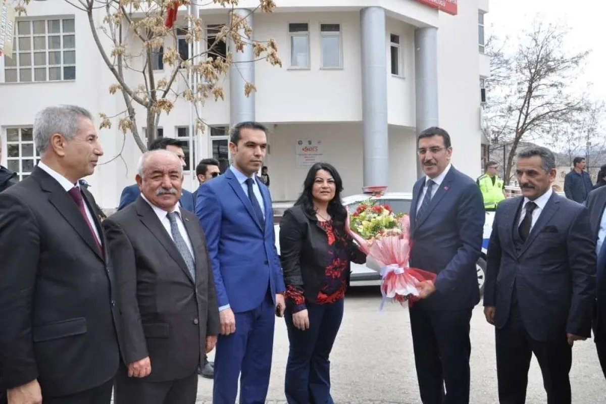 Bakanı tüfenkci, tuncelide esnafla bir araya geldi