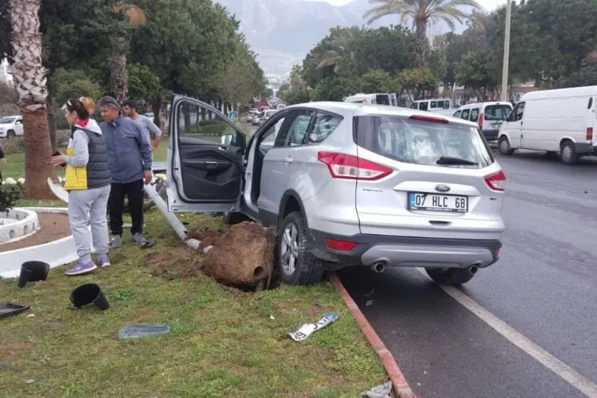 Alanyada 2 otomobil çarpıştı: 3 yaralı