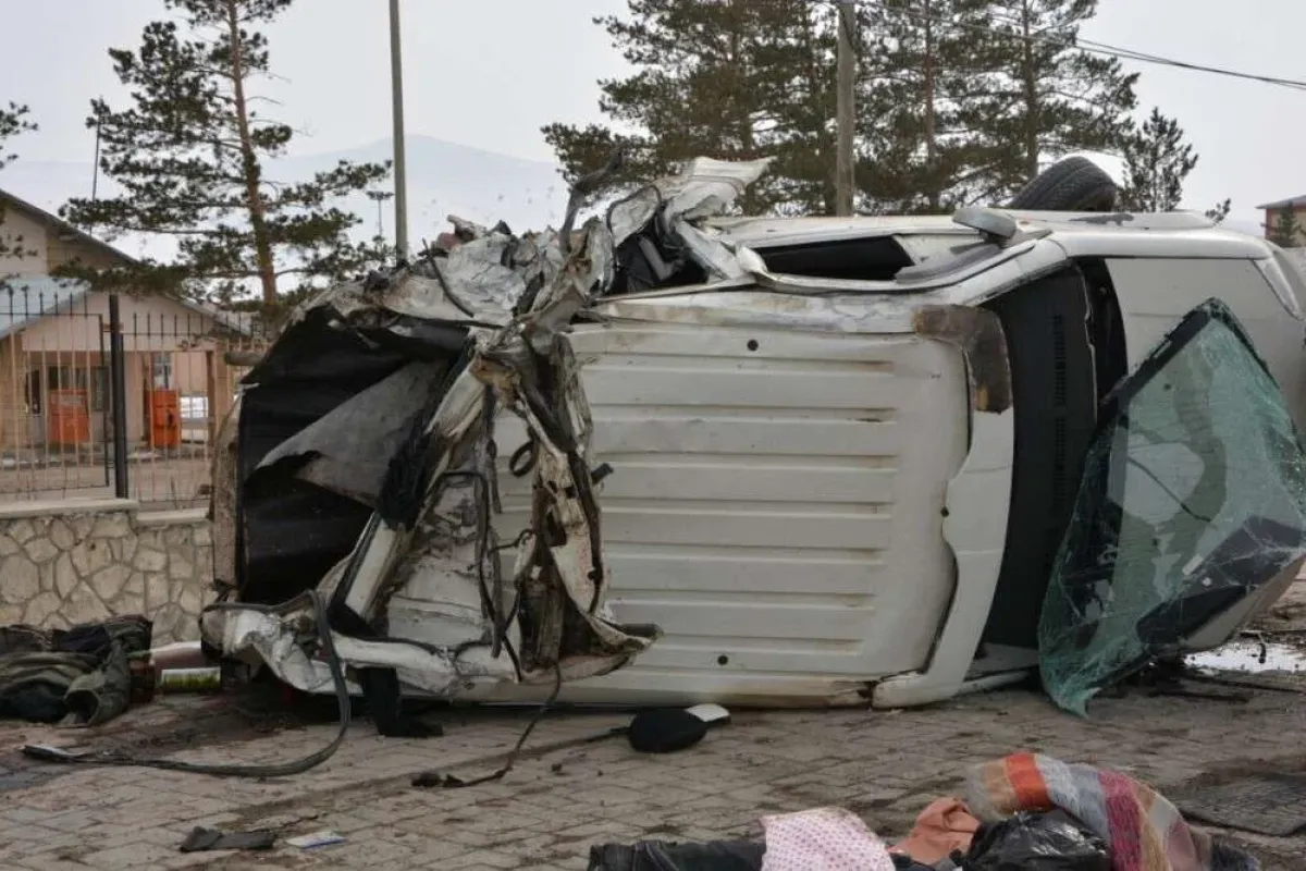 Freni patlayan tır, ışıklarda bekleyen otomobili biçti