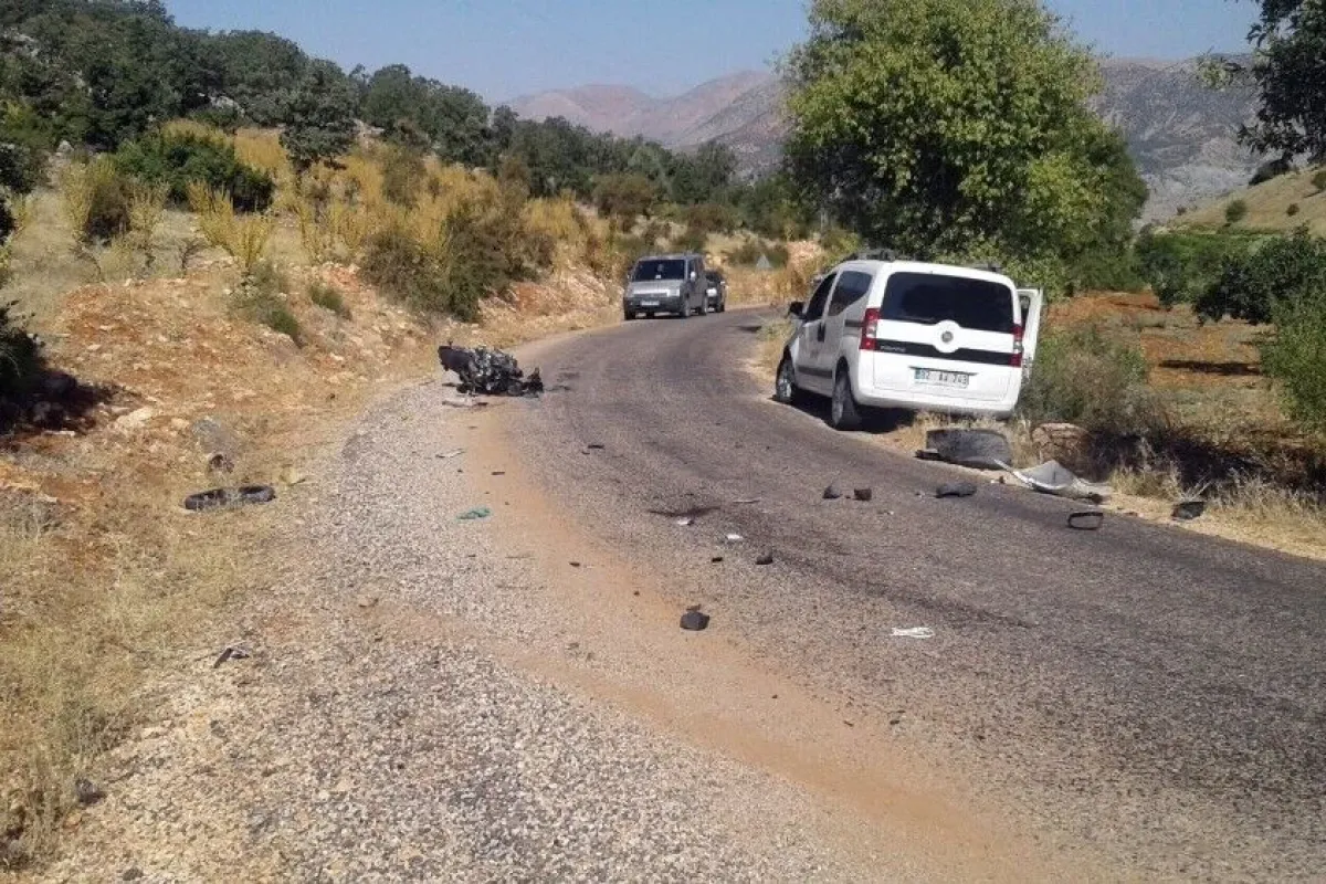 Hafif ticari araç ile motosiklet çarpıştı: 1 ölü