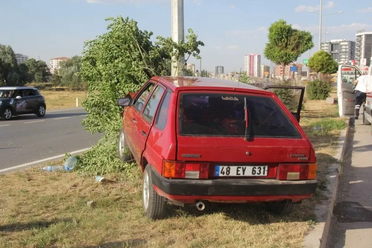 Otomobil aydınlatma direğine çarptı: 4 yaralı