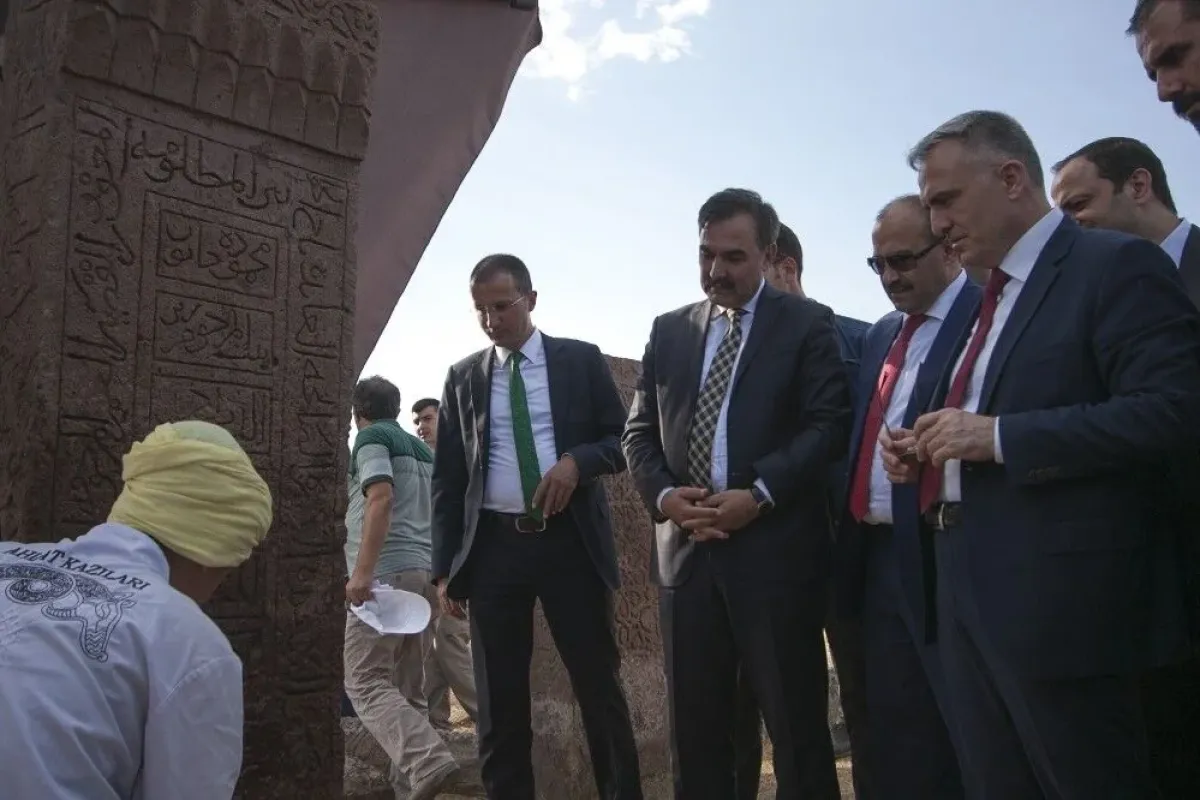 Bakan Ağbal, Ahlatın tarihi mekanları gezdi