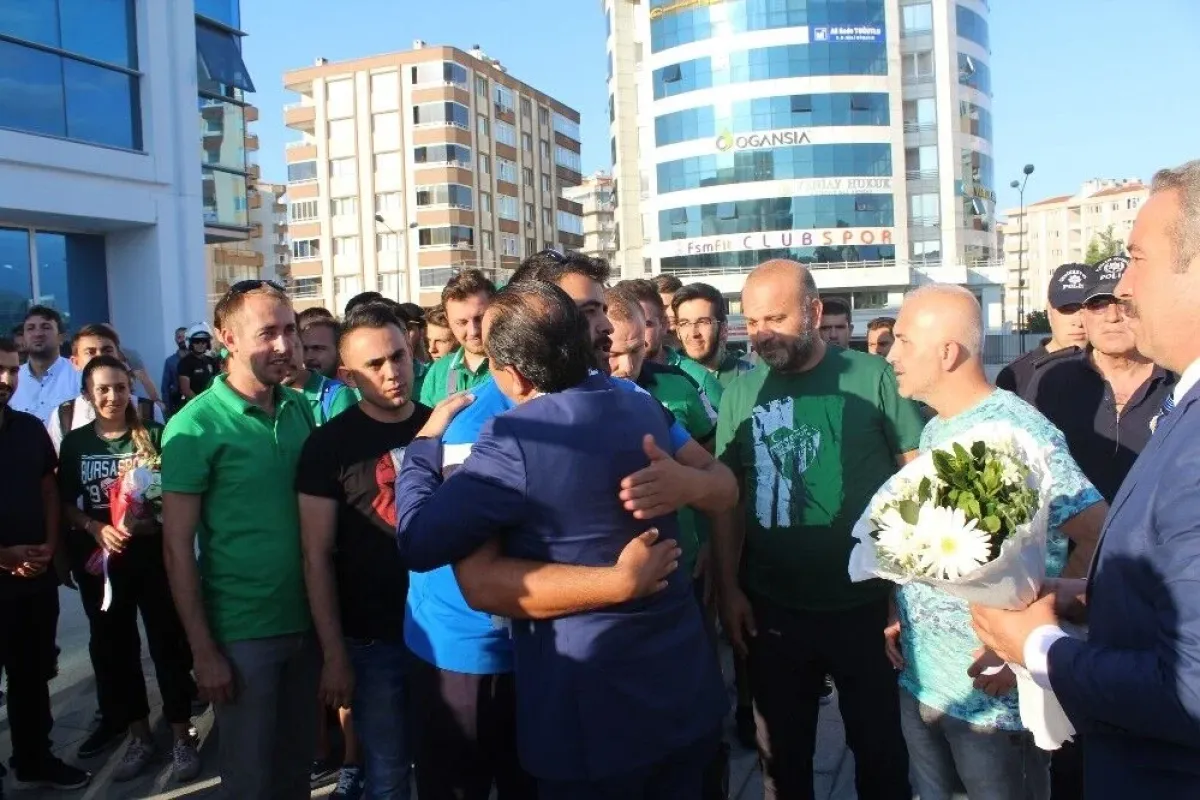 Bursaspor taraftarları ve Suriyeliler Emniyet Müdürünü Adanaya uğurladı