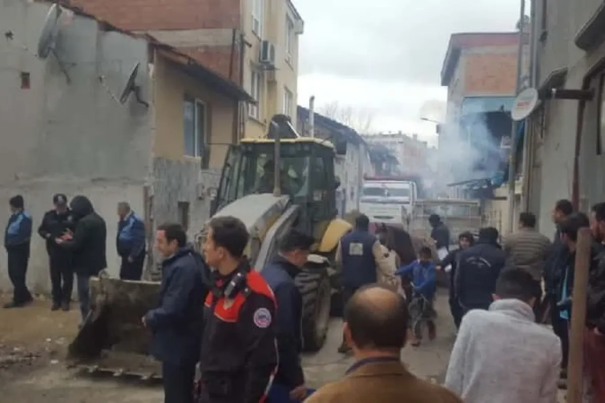 Kötü kokuya neden olan ahırlar yıkıldı