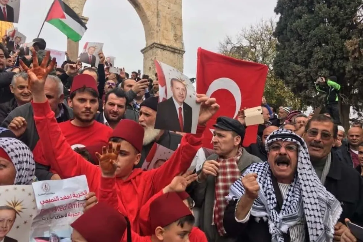 Mescid-i Aksada Türk Bayraklarıyla kutlama