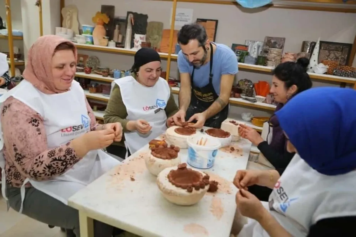 Kanser hastaları seramik yaparak moral depoladı