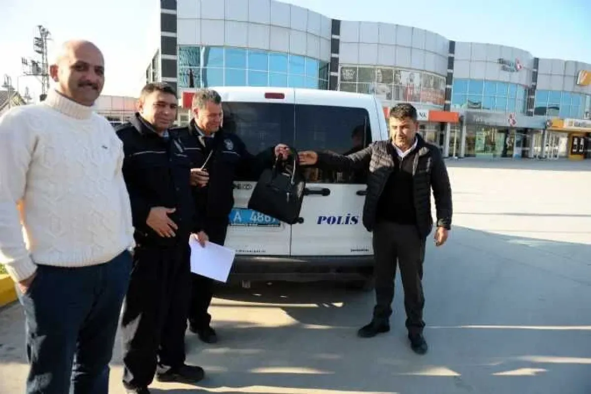 Çöpte bulduğu içi altın dolu çantayı polise teslim etti