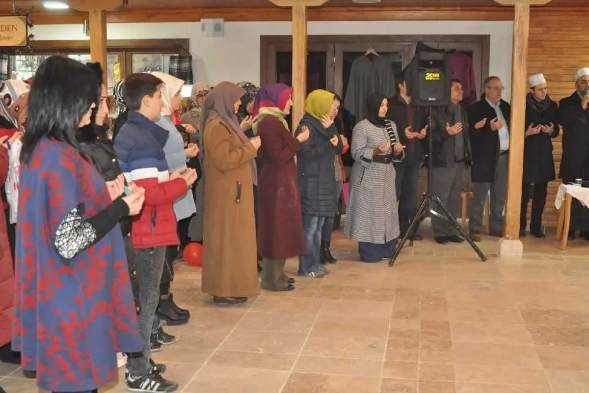 Tarihî han esnafı duayla iş başı yapıyor