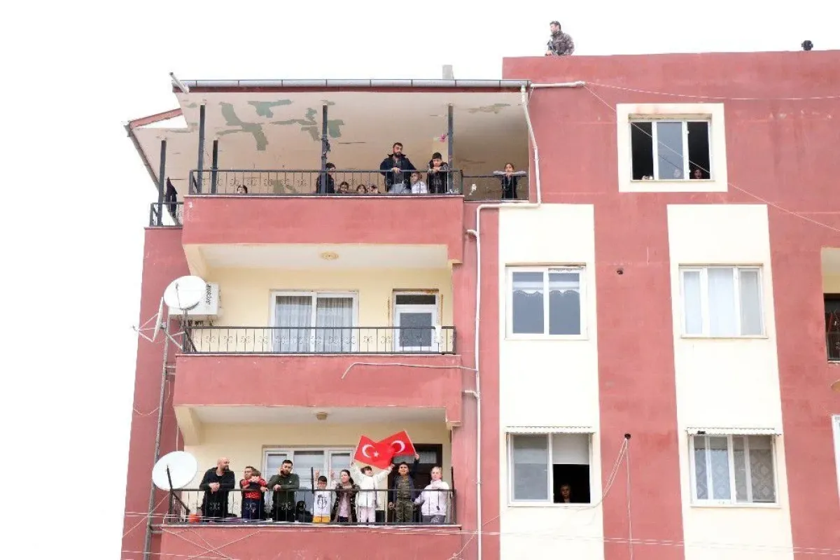 Başbakan Yıldırımı Reyhanlıda görenler balkonlara koştu