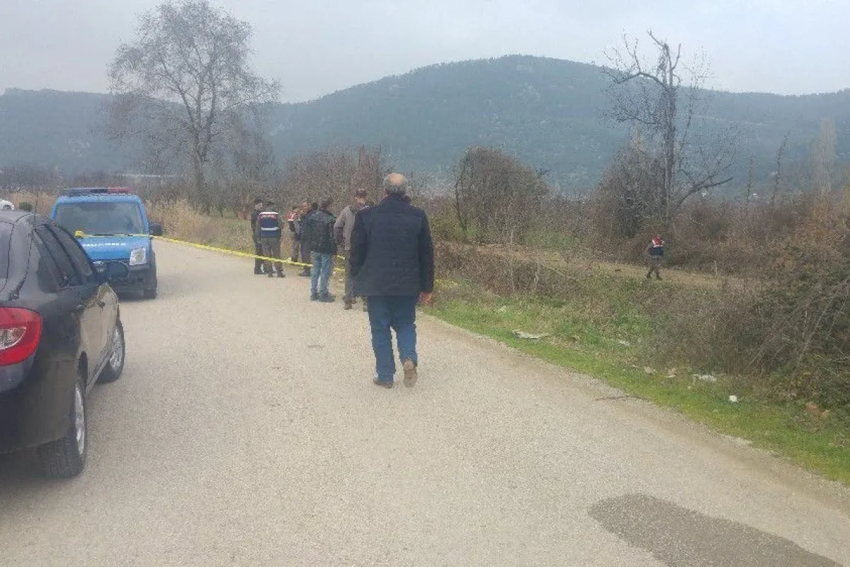 Su kanalına devrilen traktörün altında can verdi