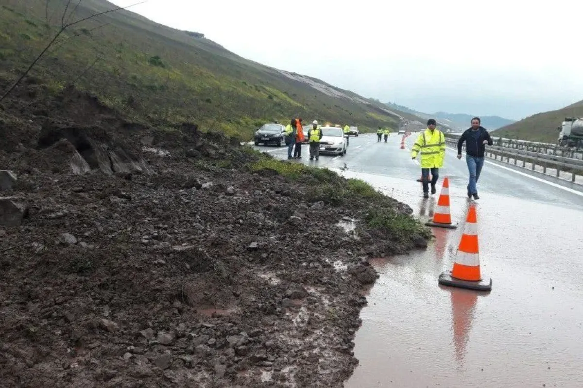 Bursada heyelan sebebiyle yol İstanbul istikametine kapatıldı