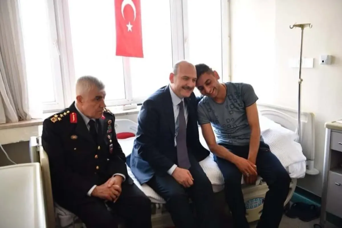 İçişleri Bakanı Soylu hastanede tedavi gören askerleri ziyaret etti