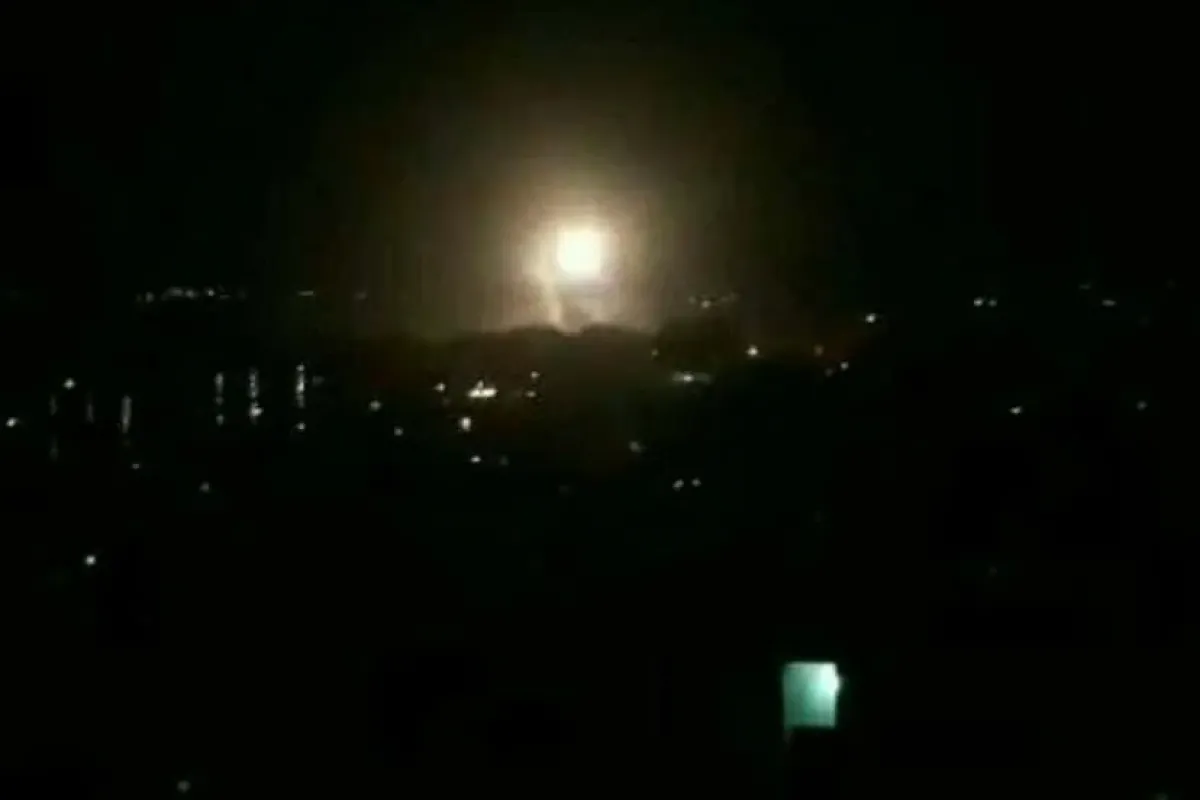 Barzadaki bilimsel araştırma merkezinden dumanlar yükseliyor. ABD savaş gemilerinden atılan Tomahawk füzeleri ile hedeflenmesi sonucunda 4. Tugay milis kuvvetlerinin merkezi de vuruldu