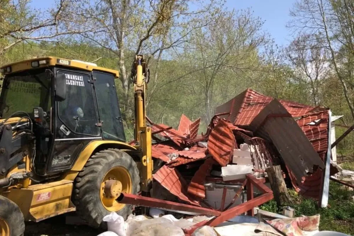 Orman arazisindeki kaçak ev yıkıldı