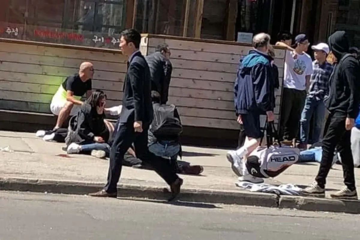 Kanadada bir araç yayaların arasına daldı: 9 ölü