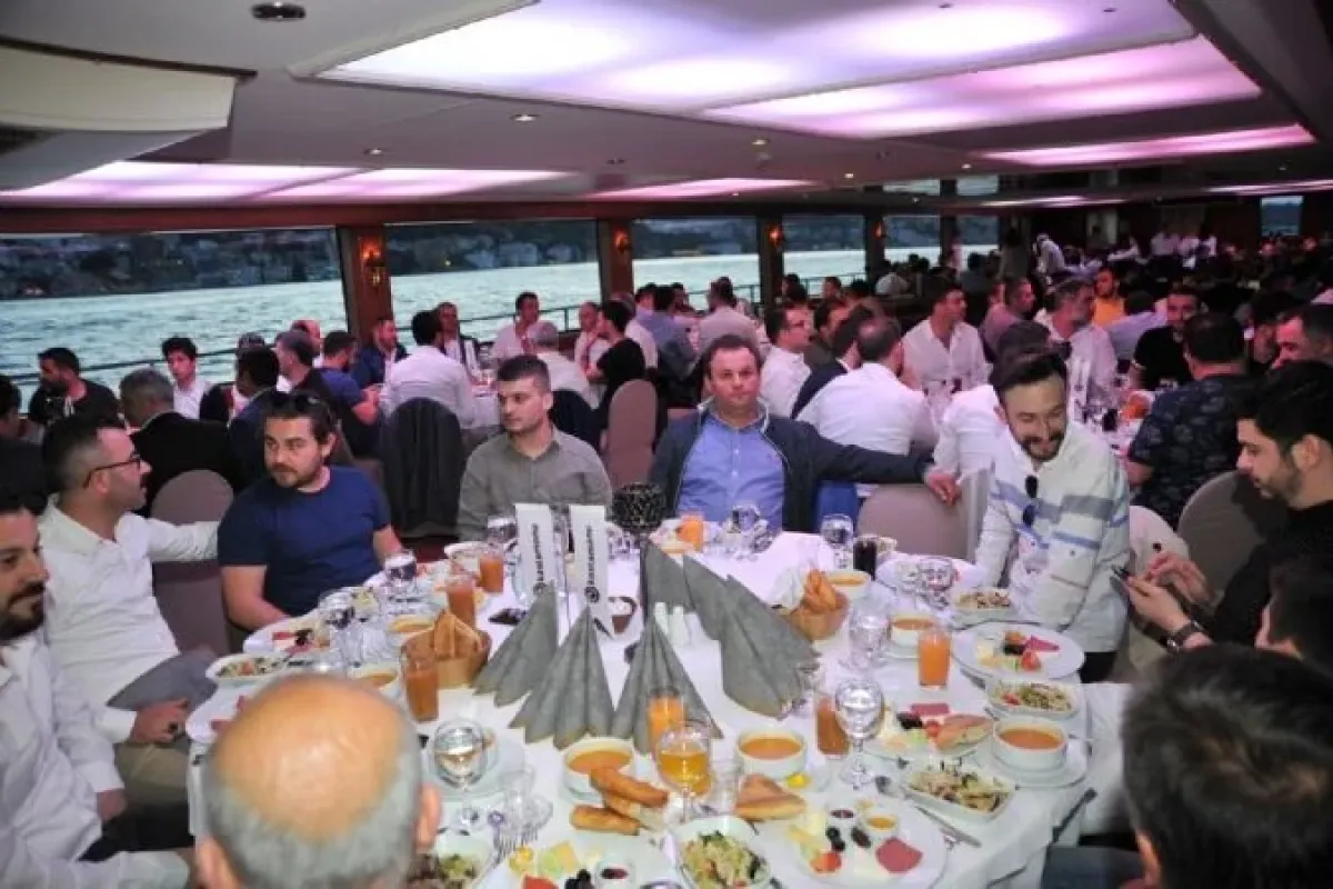 Müşterilerine Boğazda İftar Verdiler