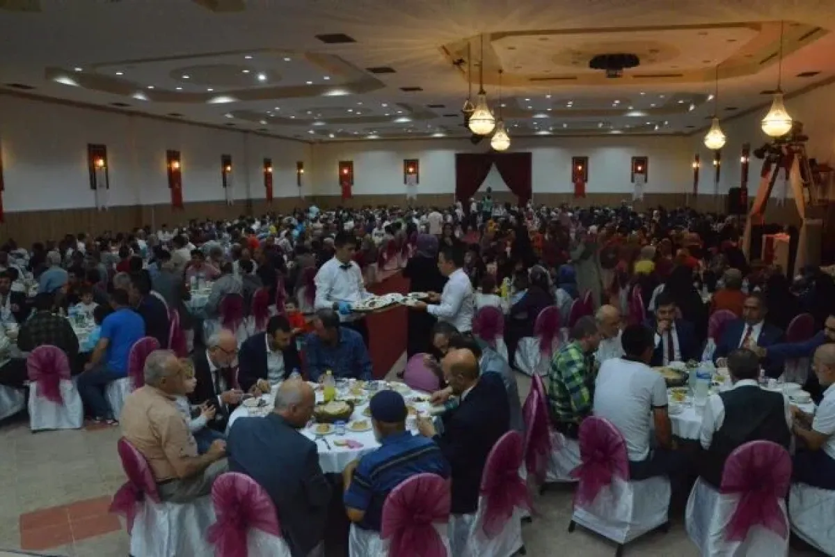 Salona sığmadılar