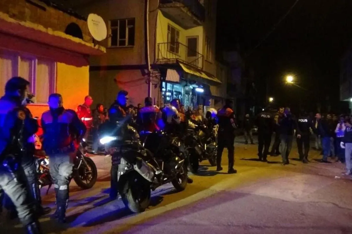 Ahlak polisini alkışlarla karşıladılar