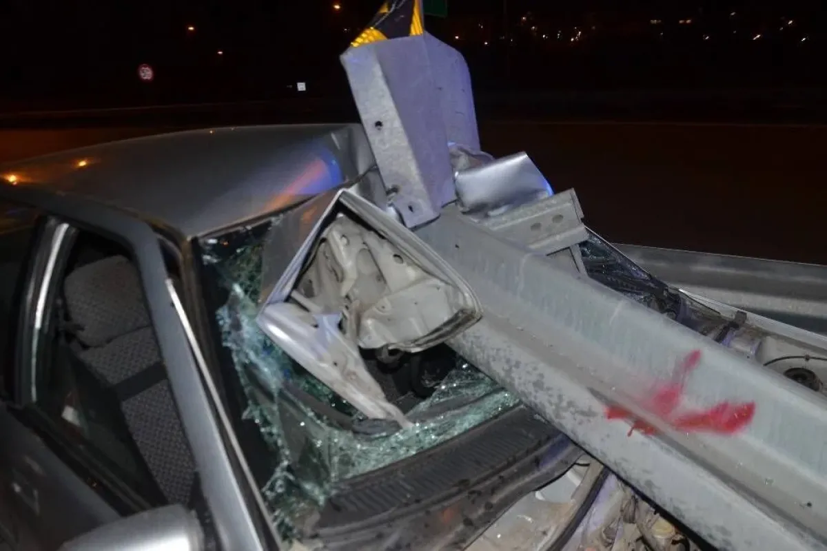 Bariyere ok gibi saplanan otomobil sürücüsü yaralandı