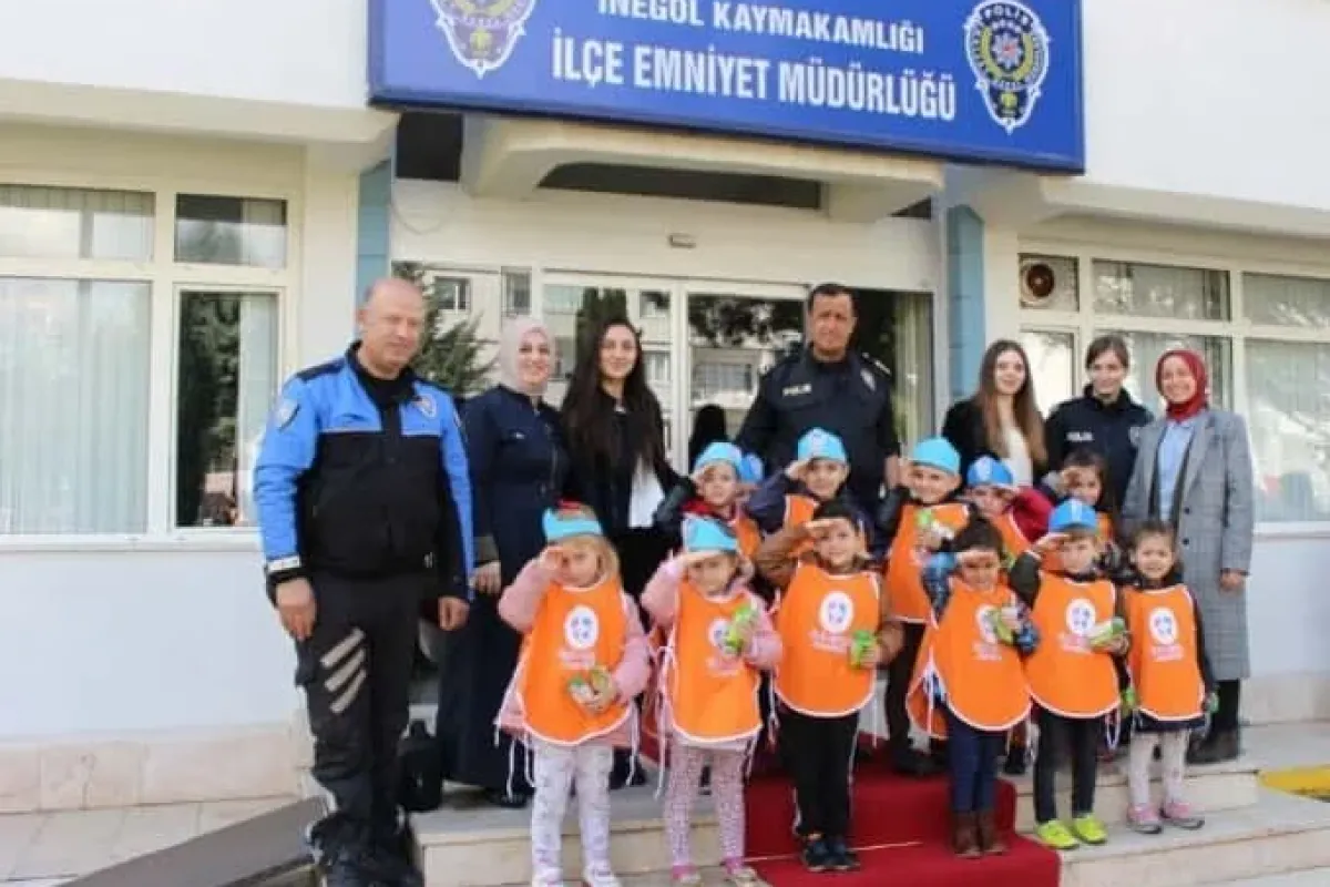 Minik öğrencilerden polis amcalara ziyaret