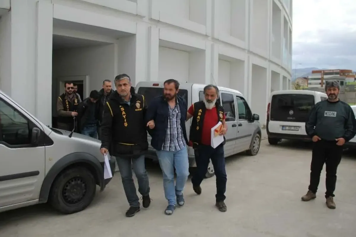 Silahla soygun yapıp altınları çuvala koyan soyguncular: Borçlarımız vardı, pişmanız