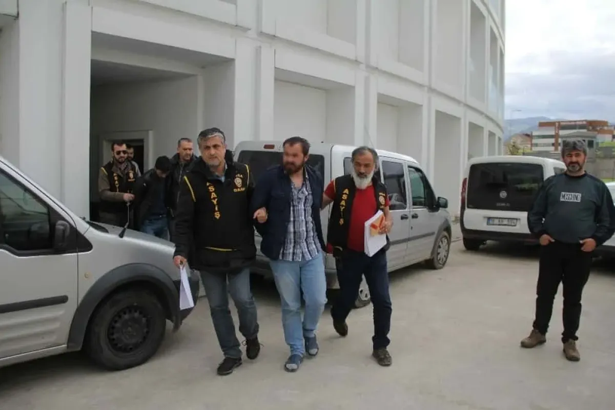 Kuyumcuyu soyup altınları ormana saklayan silahlı zanlılar tutuklandı